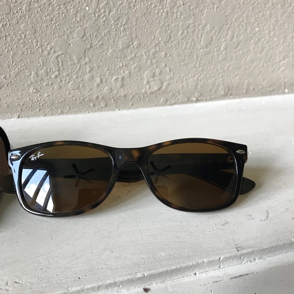 Ray-Ban Wayfarer Sunglasses + Case - Picture 4 of 7